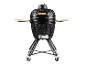 Barbecue kamado noir avec étagères latérales en bois et roulettes.