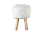 Un pouf en fourrure blanc avec des pieds en bois.
