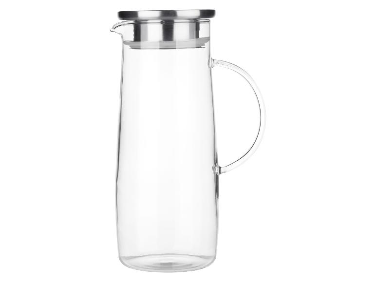 Carafe en verre avec couvercle en acier inoxydable.