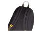 Sac à dos noir avec bretelles rembourrées et poignée de transport, avec logo jaune.
