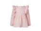 Robe rose à manches longues avec volants aux épaules et corsage froncé.