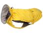 Un imperméable jaune avec capuche pour chien