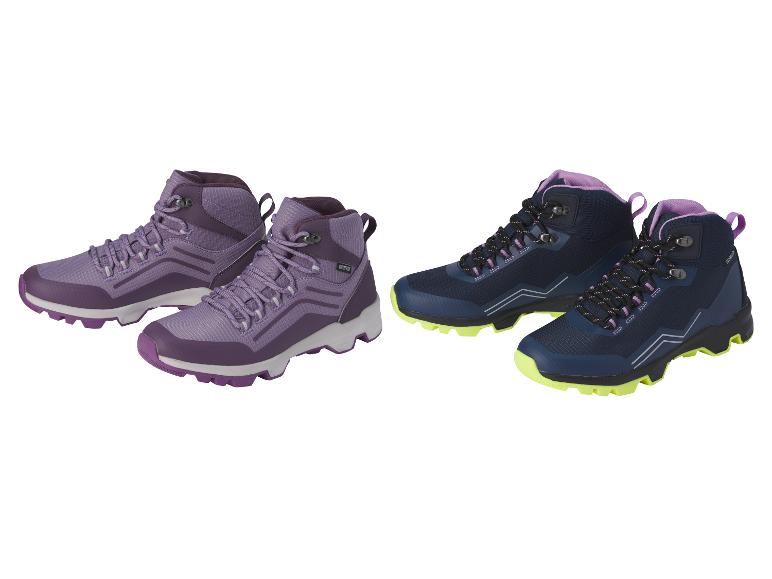 Deux paires de chaussures de randonnée, une paire violette et une paire bleu foncé.