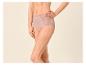 Femme portant une culotte taille haute rose avec des détails en dentelle.