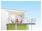 Parasol triangulaire et mobilier de balcon : chaises et table.