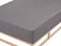 Un protège-matelas gris sur un cadre de lit en bois.