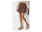 Robe portefeuille marron et sandales compensées beige.