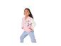 Fille en veste de baseball rose et blanche avec un motif Minnie Mouse et un jean.