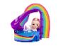 Poupée aux cheveux roses dans une piscine arc-en-ciel avec toboggan et bouée licorne.