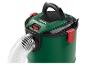 Aspirateur eau et poussière vert et noir avec un tuyau transparent et un interrupteur marche/arrêt rouge.