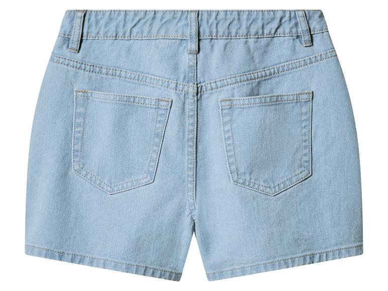 Short en jean bleu clair avec poches arrière, vue de dos.