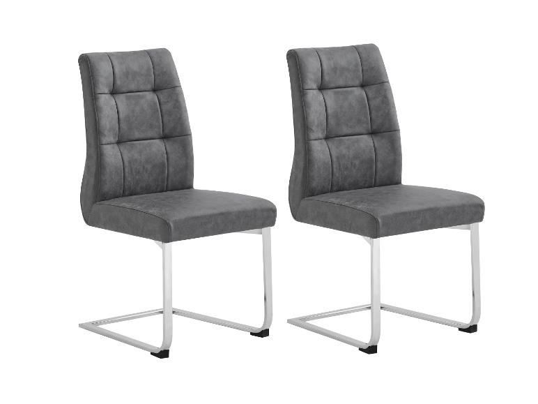 Deux chaises grises en tissu, piétement métal chromé.