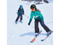 Deux enfants skiant sur une montagne enneigée.