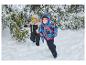 Deux enfants heureux jouant dans la neige en vêtements d'hiver chauds et bottes de neige.
