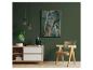 Commode en bois avec plante, tableaux et chaise dans un salon.