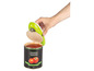 Un ouvre-boîte vert ouvre une boîte de tomates concassées