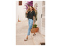 Une femme porte une chemise noire, un pantalon bleu et des sandales Birkenstock.