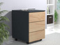 Une armoire bleu foncé avec trois tiroirs en bois sur roulettes.
