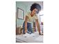Une personne utilisant un aspirateur SilverCrest pour nettoyer un matelas.