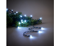 Guirlande lumineuse LED blanche sur une branche de sapin.