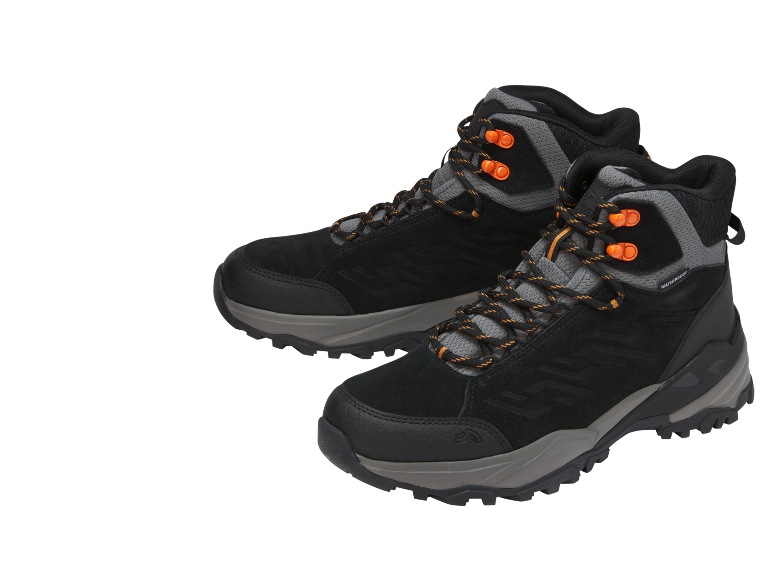 Une paire de chaussures de randonnée noires et grises avec des lacets orange.