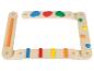 Jouets en bois à empiler avec des éléments colorés.