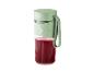 Mixeur portable vert SilverCrest avec boisson rouge.
