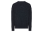Un pull bleu marine en tricot, col rond.
