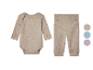 Ensemble bébé beige en tissu côtelé.