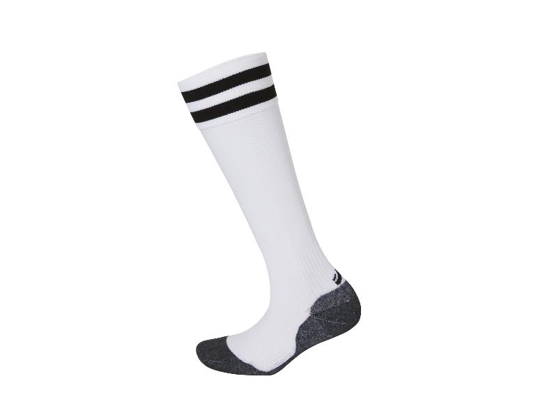 Chaussettes de sport blanches à rayures noires.