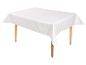 Nappe rayée beige et blanche sur une table en bois