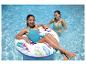 Filles dans une piscine avec bouée tropicale.