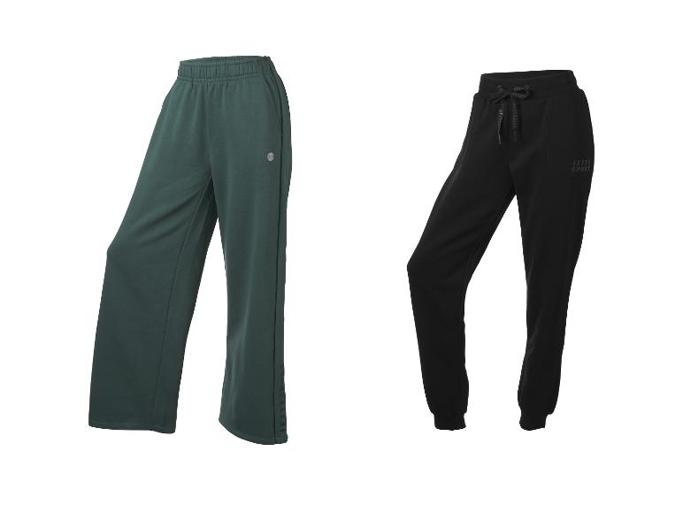 Deux pantalons de survêtement Jette Sport: un vert large et un noir fuselé.