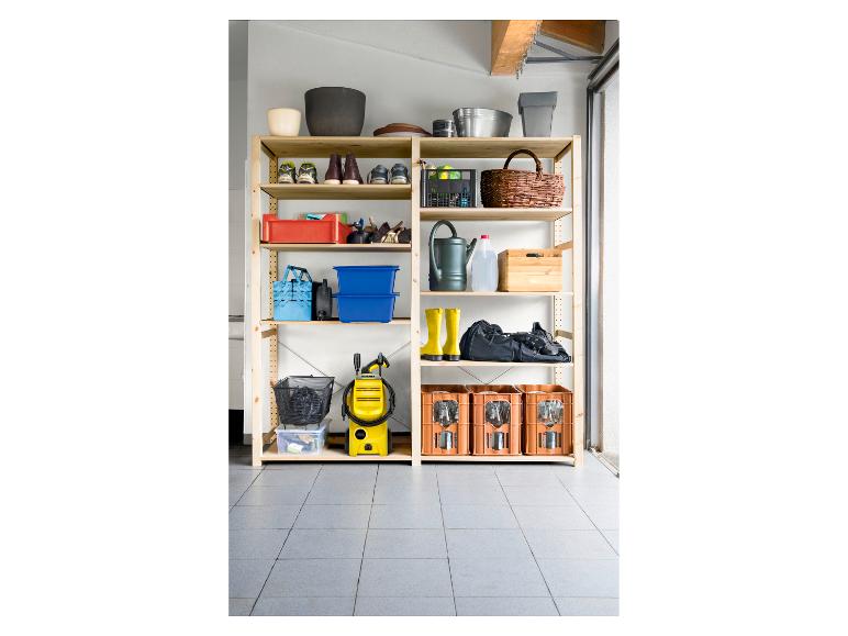 Étagère en bois avec chaussures, outils de jardin, nettoyeur haute pression et caisses de boissons.