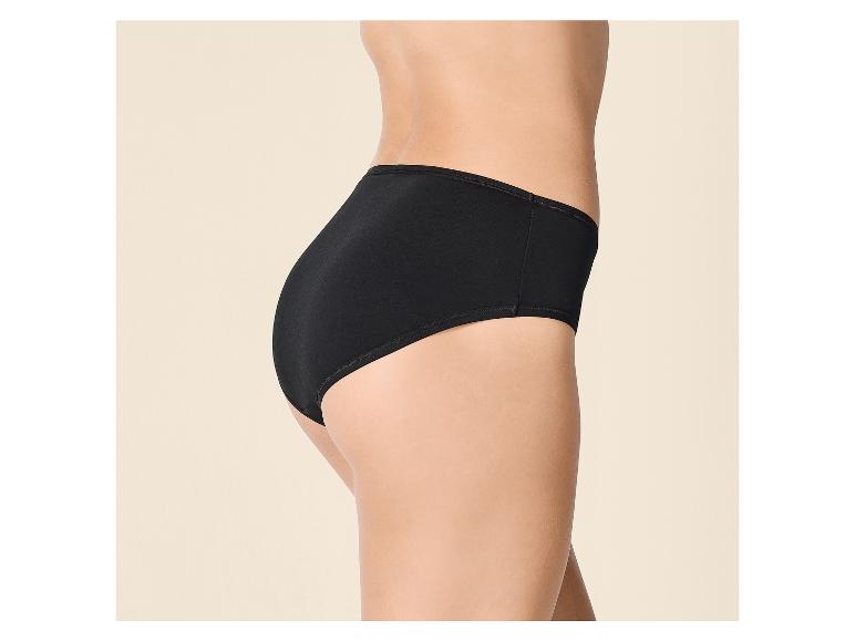 Vue latérale d'une femme portant une culotte noire taille haute.