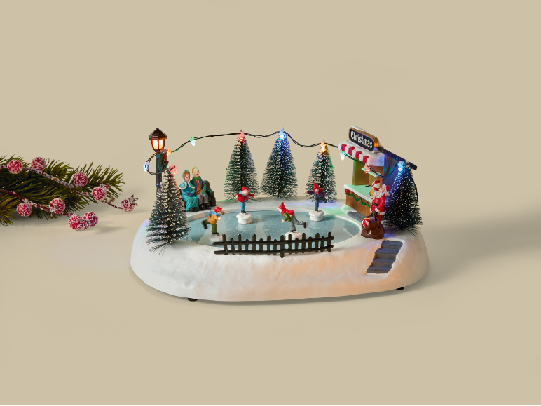 Décoration de Noël avec patinoire, sapins et lumières.