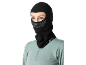 Femme avec cagoule noire et maillot de sport vert clair