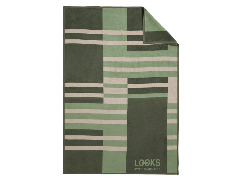 Une serviette de plage Wolfgang Joop avec un motif rayé vert et beige.
