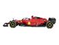 Une voiture de course de Formule 1 Ferrari rouge avec des pneus Pirelli.