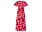 Une robe rose à imprimé de roses rouges.