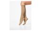 Jambes de femme portant des bas transparents jusqu'au genou couleur chair.