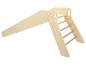 Un toboggan en bois avec un mur d'escalade pour enfants.