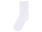 Une paire de chaussettes blanches sur un fond blanc.