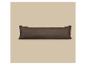 Long oreiller marron sur fond beige.