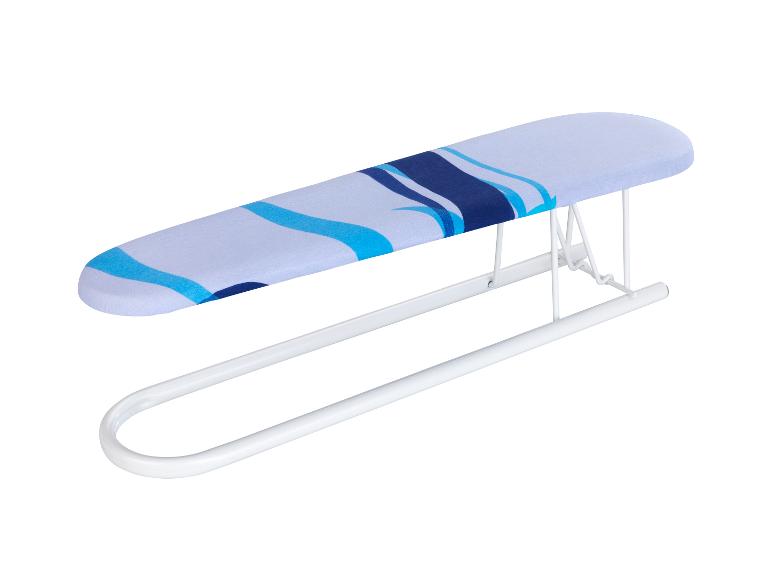 Planche à repasser portable avec housse bleu et blanc.