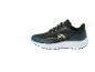 Chaussures de sport noires avec des détails verts et bleus, vue de profil.