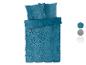 Une parure de lit bleue avec un motif paisley.