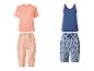 Deux ensembles de pyjama : un t-shirt pêche avec un pantalon rayé et un débardeur bleu avec un pantalon à motifs.