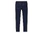 Un jean bleu foncé pour femme.