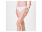 Femme en culotte blanche taille haute